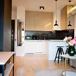 Royal Patronus Mennica - Business District Apartman Varsó