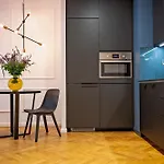Royal Patronus Mennica - Business District Apartman Varsó